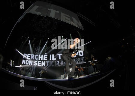 Assago Milano Italia. 09a ottobre 2015. Il cantante italiano-cantautore EROS RAMAZZOTTI suona dal vivo sul palco del secondo dei tre concerti in programma a Milano durante il 'Perfetto Tour Mondiale 2015/16' Credit: Rodolfo Sassano/Alamy Live News Foto Stock