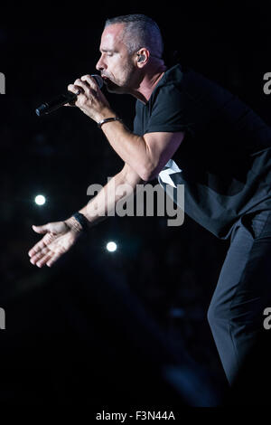 Assago Milano Italia. 09a ottobre 2015. Il cantante italiano-cantautore EROS RAMAZZOTTI suona dal vivo sul palco del secondo dei tre concerti in programma a Milano durante il 'Perfetto Tour Mondiale 2015/16' Credit: Rodolfo Sassano/Alamy Live News Foto Stock