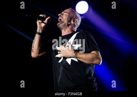 Assago Milano Italia. 09a ottobre 2015. Il cantante italiano-cantautore EROS RAMAZZOTTI suona dal vivo sul palco del secondo dei tre concerti in programma a Milano durante il 'Perfetto Tour Mondiale 2015/16' Credit: Rodolfo Sassano/Alamy Live News Foto Stock