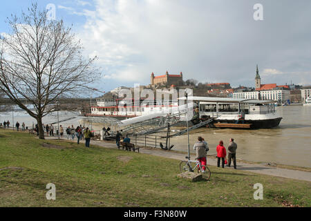 Livello di acqua alta sul fiume Danubio a Bratislava nel 2006, la Slovacchia Foto Stock