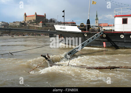 Livello di acqua alta sul fiume Danubio a Bratislava nel 2006, la Slovacchia Foto Stock