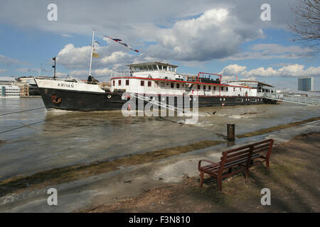 Livello di acqua alta sul fiume Danubio a Bratislava nel 2006, la Slovacchia Foto Stock