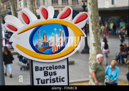 Street per la pubblicità tramite Affissioni bus turistici a Barcellona Catalonia Spagna ES Foto Stock
