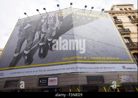 Tabellone gigante sulla parte anteriore dell'edificio pubblicità G-Star jeans grezzo a Barcellona Catalonia Spagna ES Foto Stock