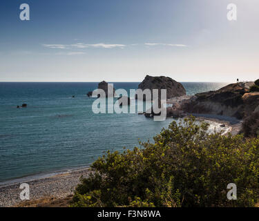 Petra tou Romiou (Rock del Greco), è noto anche come Roccia di Afrodite, e è una pila di mare vicino a Pafos, Cipro. Foto Stock