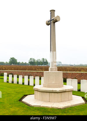 War Graves e la croce del sacrificio a La Belle Alliance cimitero, Ieper, Belgio Foto Stock