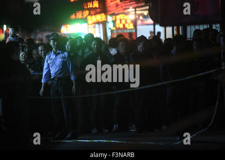 Wuhu, cinese della provincia di Anhui. 10 ottobre, 2015. I residenti locali si riuniranno presso un sito di esplosione in Wuhu, est cinese della provincia di Anhui, Ottobre 10, 2015. Almeno 17 persone sono state confermato morto dopo un'esplosione strappato attraverso un ristorante intorno a mezzogiorno qui il sabato, le autorità locali ha detto. Una prima indagine ha dimostrato che il BLAST è stato causato da una bombola di gas. Ulteriore indagine è ancora in corso. Credito: Zhang Duan/Xinhua/Alamy Live News Foto Stock