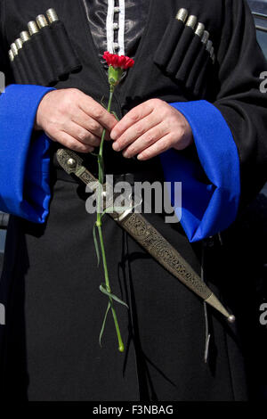 Di cosacchi russi (Kozak) Gazzetta partecipando a una commemorazione, tenendo un red carnation nelle sue mani & i dettagli di uniforme. Lemnos Foto Stock