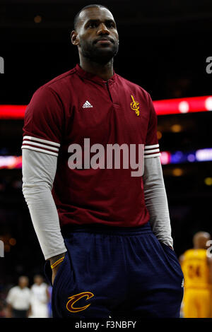 8 ottobre 2015: Cleveland Cavaliers forward LeBron James (23) si affaccia su durante il gioco NBA tra Cleveland Cavaliers e la Philadelphia 76ers presso la Wells Fargo Center di Philadelphia, Pennsylvania. La Filadelfia 76ers ha vinto 115-114. Christopher Szagola/CSM Foto Stock