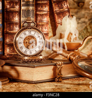 Vintage antico orologio da tasca sullo sfondo di libri antichi Foto Stock