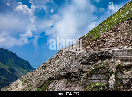 Inceppamento del traffico di vetture su Rohtang La pass, quota 3,978 m (13,050 ft) Himachal Pradesh, India. Questo passaggio è un antico commercio Foto Stock