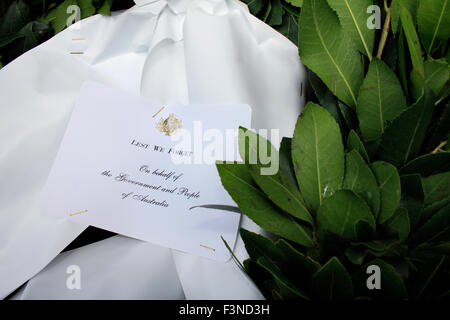 Non dimentichiamolo ! A nome del governo e del popolo dell Australia circondato da foglie di Daphne. CWGC E.Mudros cimitero.Lemnos Foto Stock