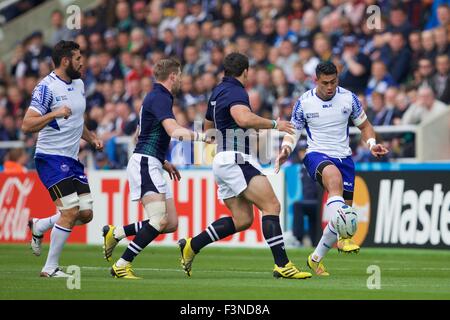 St James Park, Newcastle, Regno Unito. 10 ottobre, 2015. Coppa del Mondo di rugby. Samoa contro Scozia. Samoa fly-metà Tusi Pisi calci la palla per posizione campo Credit: Azione Plus sport/Alamy Live News Foto Stock