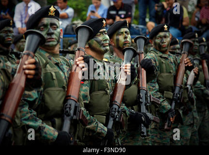 Guayaquil, Ecuador. 9 Ott, 2015. Ecuador i soldati di assistere ad una parata militare per commemorare il 195° anniversario dell'indipendenza di Guayaquil, di Guayaquil, Ecuador, ad Ottobre 9, 2015. Credito: Santiago Armas/Xinhua/Alamy Live News Foto Stock