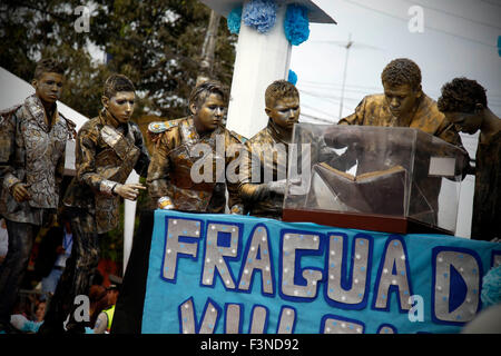 Guayaquil, Ecuador. 9 Ott, 2015. Ecuador gli studenti di assistere ad una parata militare per commemorare il 195° anniversario dell'indipendenza di Guayaquil, di Guayaquil, Ecuador, ad Ottobre 9, 2015. Credito: Santiago Armas/Xinhua/Alamy Live News Foto Stock