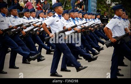 Guayaquil, Ecuador. 9 Ott, 2015. Ecuador i soldati di assistere ad una parata militare per commemorare il 195° anniversario dell'indipendenza di Guayaquil, di Guayaquil, Ecuador, ad Ottobre 9, 2015. Credito: Santiago Armas/Xinhua/Alamy Live News Foto Stock