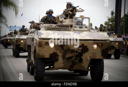 Guayaquil, Ecuador. 9 Ott, 2015. Ecuador i soldati di assistere ad una parata militare per commemorare il 195° anniversario dell'indipendenza di Guayaquil, di Guayaquil, Ecuador, ad Ottobre 9, 2015. Credito: Santiago Armas/Xinhua/Alamy Live News Foto Stock