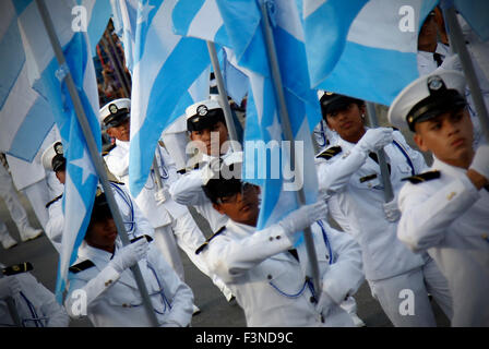 Guayaquil, Ecuador. 9 Ott, 2015. Ecuador i soldati di assistere ad una parata militare per commemorare il 195° anniversario dell'indipendenza di Guayaquil, di Guayaquil, Ecuador, ad Ottobre 9, 2015. Credito: Santiago Armas/Xinhua/Alamy Live News Foto Stock