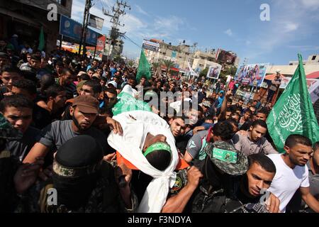 Ottobre 10, 2015 - Deir Al-Balah, Striscia di Gaza, Territori palestinesi - militanti palestinesi della Ezzedine al-Qassam brigate, Hamas' ala armata, portano il corpo del manifestante palestinese 22-anno-vecchio Jihad al-Obeid, che sono morti in scontri con forze di sicurezza israeliane nei pressi del confine, durante il suo funerale a Deir al-Balah, nel centro della Striscia di Gaza, il 10 ottobre 2015. La violenza tra israeliani e palestinesi hanno minacciato di spirale fuori controllo dopo i disordini sparsi per la Striscia di Gaza e i palestinesi morti rosa e un nuovo accoltellato da un 16-anno-vecchio in Gerusalemme (credito Immagine: © Ashraf Amra/immagini APA v Foto Stock