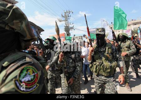 Ottobre 10, 2015 - Deir Al-Balah, Striscia di Gaza, Territori palestinesi - militanti palestinesi della Ezzedine al-Qassam brigate, Hamas' ala armata, partecipare ai funerali di 22-anno-vecchio Jihad al-Obeid, che sono morti in scontri con forze di sicurezza israeliane nei pressi del confine, a Deir al-Balah, nel centro della Striscia di Gaza, il 10 ottobre 2015. La violenza tra israeliani e palestinesi hanno minacciato di spirale fuori controllo dopo i disordini sparsi per la Striscia di Gaza e i palestinesi morti rosa e un nuovo accoltellato da un 16-anno-vecchio in Gerusalemme: Credito Ashraf Amra/immagini APA/ZUMA filo/Alamy Live News Foto Stock