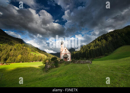 La Chiesa di San Giovanni in Ranui, Val di Funes, Dolomiti, Alto Adige, Italia Foto Stock