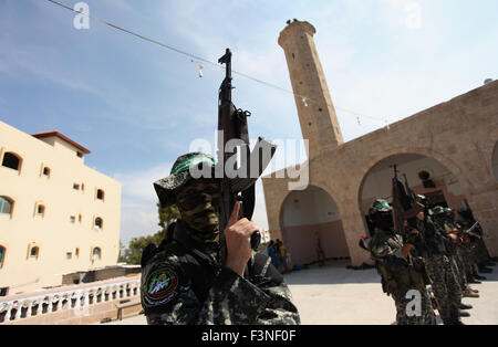 Ottobre 10, 2015 - Deir Al-Balah, Striscia di Gaza, Territori palestinesi - militanti palestinesi della Ezzedine al-Qassam brigate, Hamas' ala armata, partecipare ai funerali di 22-anno-vecchio Jihad al-Obeid, che sono morti in scontri con forze di sicurezza israeliane nei pressi del confine, a Deir al-Balah, nel centro della Striscia di Gaza, il 10 ottobre 2015. La violenza tra israeliani e palestinesi hanno minacciato di spirale fuori controllo dopo i disordini sparsi per la Striscia di Gaza e i palestinesi morti rosa e un nuovo accoltellato da un 16-anno-vecchio in Gerusalemme: Credito Ashraf Amra/immagini APA/ZUMA filo/Alamy Live News Foto Stock