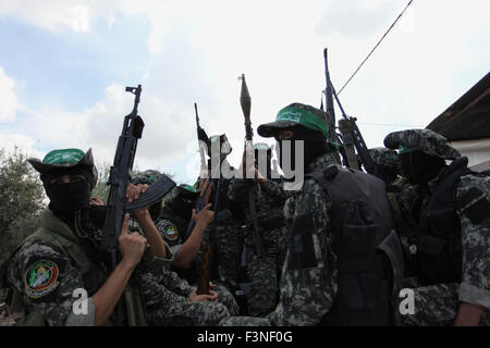 Ottobre 10, 2015 - Deir Al-Balah, Striscia di Gaza, Territori palestinesi - militanti palestinesi della Ezzedine al-Qassam brigate, Hamas' ala armata, partecipare ai funerali di 22-anno-vecchio Jihad al-Obeid, che sono morti in scontri con forze di sicurezza israeliane nei pressi del confine, a Deir al-Balah, nel centro della Striscia di Gaza, il 10 ottobre 2015. La violenza tra israeliani e palestinesi hanno minacciato di spirale fuori controllo dopo i disordini sparsi per la Striscia di Gaza e i palestinesi morti rosa e un nuovo accoltellato da un 16-anno-vecchio in Gerusalemme: Credito Ashraf Amra/immagini APA/ZUMA filo/Alamy Live News Foto Stock