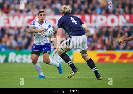 St James Park, Newcastle, Regno Unito. 10 ottobre, 2015. Coppa del Mondo di rugby. Samoa contro Scozia. Samoa fly-metà Tusi Pisi passa la palla. Credito: Azione Sport Plus/Alamy Live News Foto Stock