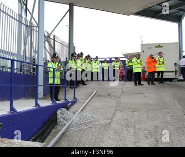 Birkenhead, Merseyside, Regno Unito. 10 ottobre, 2015. Un minuto di applausi si è svolta prima della Vanarama National League match tra Tranmere Rovers e Eastleigh a Prenton Park in onore di PC Dave Phillips tragicamente ucciso dopo essere stato colpito da un pick-up truck mentre sul dazio in Wallasey lunedì. Credito: Simon Newbury/Alamy Live News Foto Stock