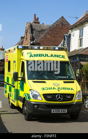 Norfolk Village ambulanza risponde alla chiamata di emergenza England Regno Unito Foto Stock