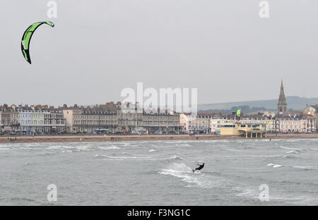 Kite surfer gode il tempo ventoso, porto di Weymouth Dorset, Gran Bretagna, Regno Unito Foto Stock