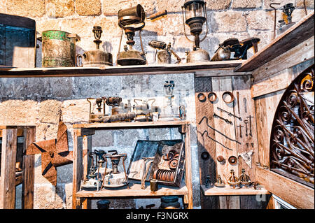 Vecchia stufa di kerosene Foto stock - Alamy