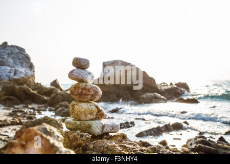 Rocce sulla costa del mare nella natura Foto Stock