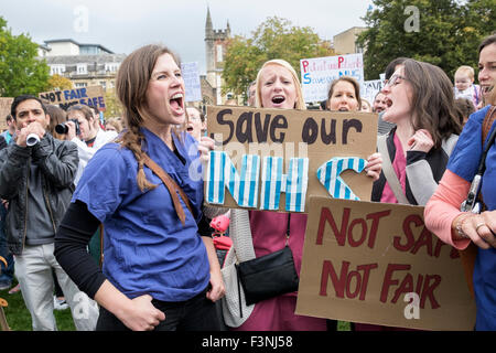 Bristol, Regno Unito, 10 ottobre, 2015. NHS personale e i membri del pubblico sono illustrati in un 'salva il nostro NHS' protestare in Bristol,il marzo e il rally è stato tenuto a consentire alle persone di dimostrare la loro opposizione al nuovo medico junior contratti,sentono che il nuovo contratto sarà un disastro per il NHS. Credito: lynchpics/Alamy Live News Foto Stock