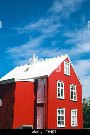 Casa Rossa con un tetto bianco a Reykjavik, Islanda Foto Stock