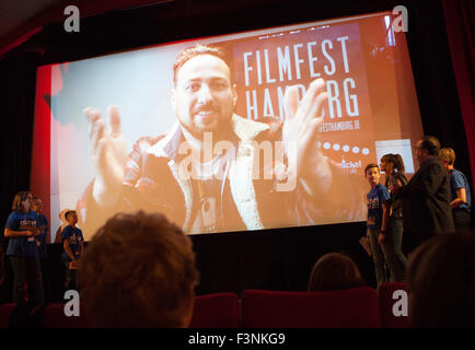 Dispensa - un handout foto datata 10 ottobre 2015 mostra regista olandese Arne Toonen sullo schermo presso i bambini e i giovani Film Festival di Amburgo, Germania. Il film "Il Piccolo Gangster" del regista olandese Toonen si è aggiudicato il Michel Film Prize che pomeriggio. Foto: MICHAEL KOTTMEIER/FILMFEST HAMBURG/dpa (attenzione i redattori: per solo uso editoriale in connessione con la corrente di report e con obbligo di credito fonte: 'foto: Michael KOTTMEIER/FILMFEST HAMBURG/dpa ") Foto Stock