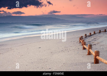 Sunset beach vicino a Almeria. Parco Naturale Cabo de Gata, Spagna. Andalusia Foto Stock