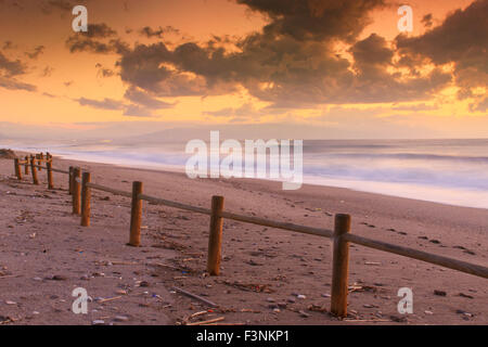 Sunset beach vicino a Almeria. Parco Naturale Cabo de Gata, Spagna. Andalusia Foto Stock