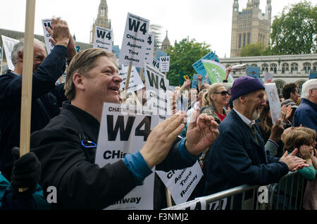 Londra, Regno Unito. 10 ottobre, 2015. I dimostranti si riuniscono in piazza del Parlamento, Londra. Essi stanno protestando contro la proposta di una terza pista di atterraggio all' aeroporto di Heathrow. Credito: Bertie Oakes/Alamy Live News Foto Stock