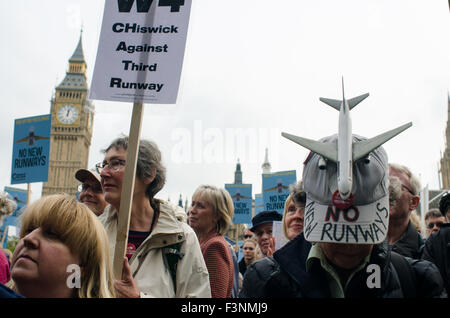 Londra, Regno Unito. 10 ottobre, 2015. Una grande folla marche su piazza del Parlamento, Londra, in segno di protesta contro la proposta di una terza pista di atterraggio all' aeroporto di Heathrow. Credito: Bertie Oakes/Alamy Live News Foto Stock