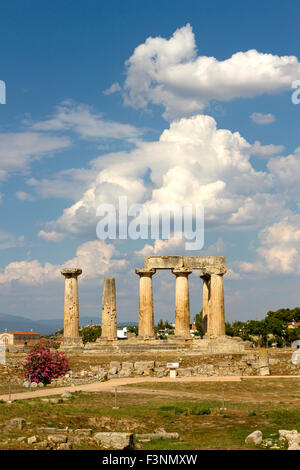 L'antico tempio di Apollo, in Corinto antico, Grecia. Foto Stock