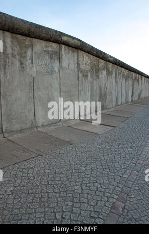 Una parte del muro di Berlino che è ancora lì e che viene utilizzato come un memoriale Foto Stock
