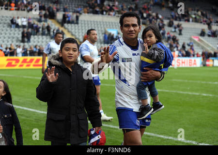 Newcastle Upon Tyne, Regno Unito. 10 ottobre, 2015. Maurie Faasavalu e famiglia V Samoa Samoa Scozia scozia V, Coppa del Mondo di Rugby 2015 St James Park, Newcastle Upon Tyne, Inghilterra 10 ottobre 2015 Coppa del Mondo di Rugby 2015 St James Park, Newcastle Upon Tyne il credito: Allstar Picture Library/Alamy Live News Foto Stock