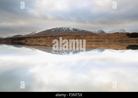 La bella Loch Tulla e il Monte Nero mountain range con crystal clear riflessioni Foto Stock