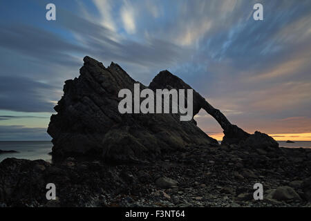 Una bellissima alba a prua Fiddle Rock, Portknockie, Scozia Foto Stock