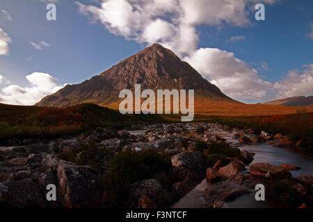 La splendida munro Buachaille Etive Mor e fiume Coupall nelle Highlands scozzesi in una giornata di sole Foto Stock