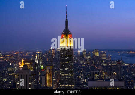 Empire State Building visto dalla parte superiore della roccia al Centro Rockefeller. 350 Fifth Ave angolo della 34th St. l'Empire State sede, Foto Stock