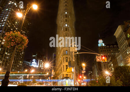 Flatiron Building. Tra il ventiduesimo san e il ventitreesimo San e tra Broadway e la quinta avenue Fuller edificio noto anche dal suo fondatore, con Foto Stock