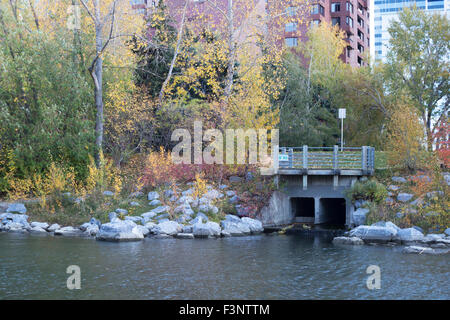 Emissario acque piovane, il punto di uscita dal Calgary tempesta del sistema di drenaggio attraverso una tubazione interrata sistema per il Fiume Bow Foto Stock