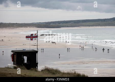 RNLI lifeguard hut guardando oltre Gwithian beach in Cornovaglia Foto Stock